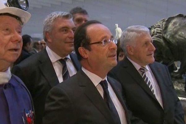 Guy Delcourt, au fond à côté de François Hollande ce mardi au Louvre-Lens. 