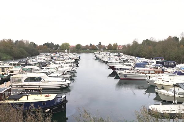 Saint-Jean-de-Losne accueille le plus important port fluvial de France.