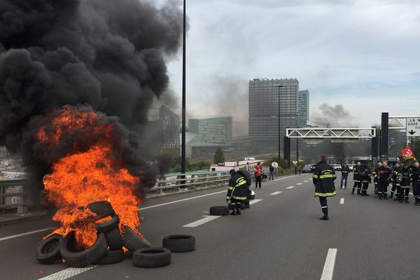 Des pompiers en grève sur le périphérique de Lille