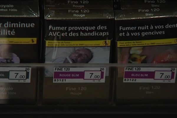 Exemples de paquets de tabac neutres