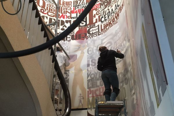 Deux artistes réalisent le relevé de la fresque réalisée il y a plus de 40 ans par l'artiste royannais Nadu Marsaudon.