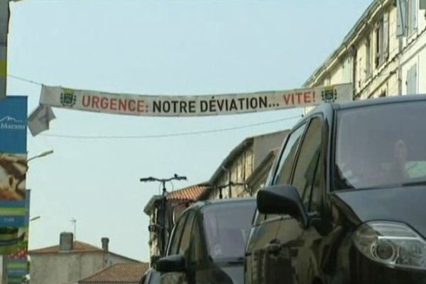 Dans les rues de Marans, les habitants réclament une déviation via des banderoles.