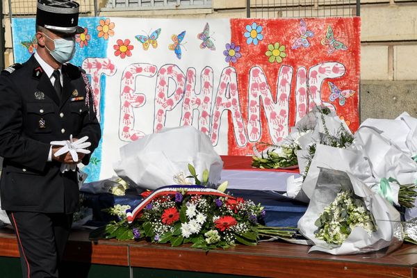 Des fleurs déposées lors de la céremonie d'hommage en l'honneur de Stéphanie Monfermé à Rambouillet 