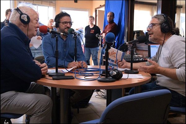 Hervé Dujardin (à droite) interview le vice-président à la Culture de la communauté de commune Osartis Marquion (à gauche) sous les yeux d'un professeur de théâtre (au centre)