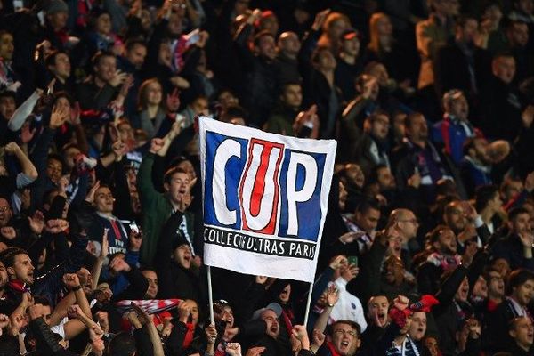 Des ultras du PSG au Parc des prince lors d'une rencontre de la Champions Ligue le 19 octobre 2016.