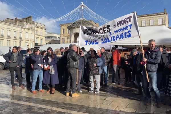 Des dizaines de professeurs de différents établissements se sont rassemblés en signe de soutien à leurs collègues du lycée Jean Monnet.