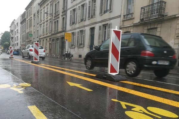 La piste temporaire à double sens rue Jeanne d'Arc est en place depuis à peine une semaine.