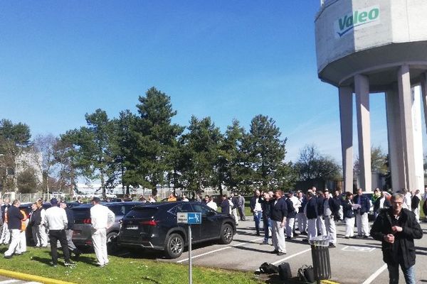 Après avoir cessé le travail ce mardi 17 mars à midi, les salariés de Valéo Amiens se sont rassemblés sur le parking pour interpeller la direction. 