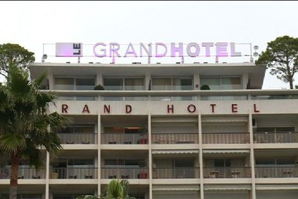 Jacqueline Veyrac est avec son fils à la tête du Grand Hôtel de Cannes, un palace de la Croisette, et d'un restaurant gastronomique de Nice, La Réserve.