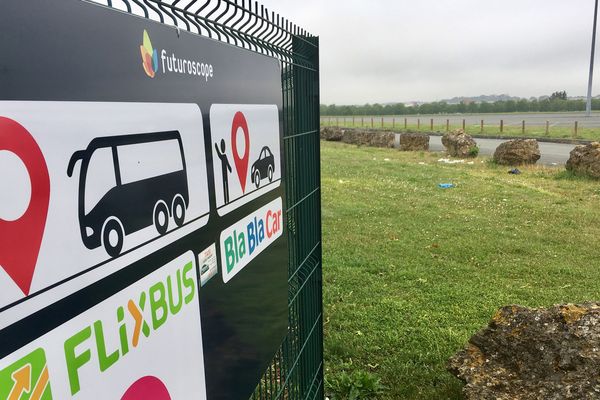 L'arrêt d'autocars à l'entrée du site du Futuroscope est signalé par ce simple panneau. Aucun autre aménagement pour l'accueil des passagers.