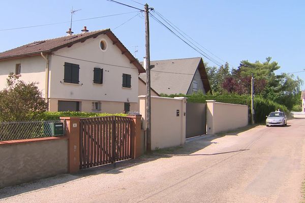 C'est dans cette maison de Gergy (Saône-et-Loire) que le suspect aurait tué son ex-compagne et sa fille. Le couple était séparé depuis quelques mois.