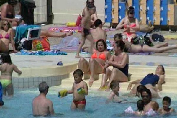 La vague de chaleur a entraîné une hausse record de la fréquentation des piscines pendant ce week-end de la Pentecôte.