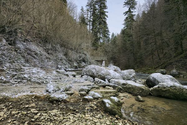 Des restes de la fausse neige sur la cascade de la Billaude dans le Jura, une neige de cinéma en papier bio.