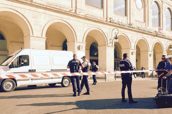 Archives : Nîmes - la gare évacuée à cause d'une valise suspecte - 7 septembre 2018.