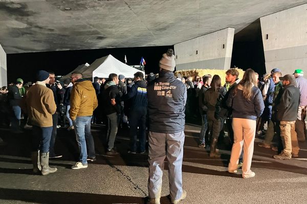 Colère des agriculteurs : le blocage de l'autoroute A6 à Pouilly-en-Auxois (Côte-d'Or) jeudi 25 janvier à 22h40