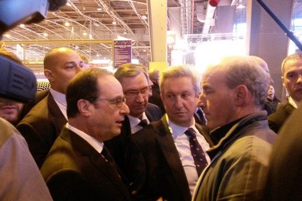 François Hollande en pleine discussion avec Pascal Aucomte, éleveur de limousines à Arnac-la-Poste (87), ce samedi 21 février 2015 au salon de l'agriculture