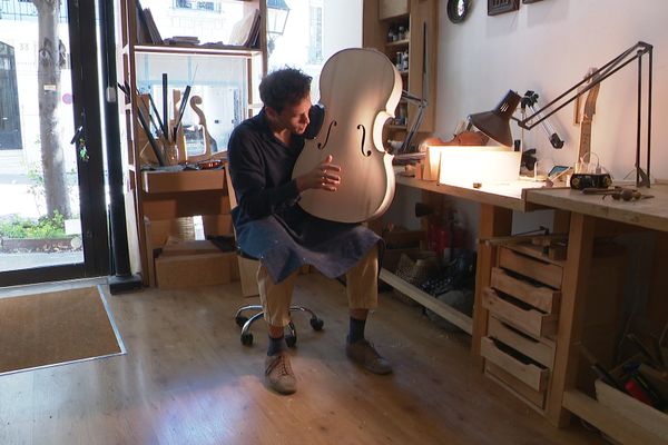 Sylvain Tournaire, maître luthier, fabrique des violons sur-mesure.