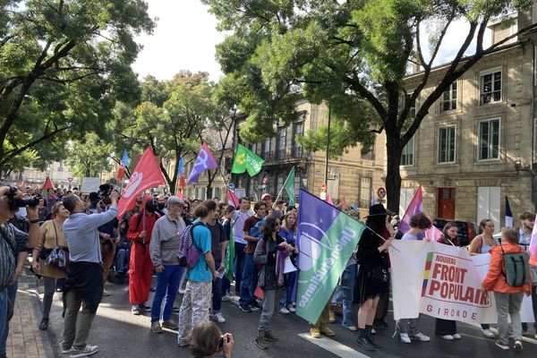 Le cortège bordelais samedi 21 septembre 2024 derrière une banderole nouveau Front populaire Gironde.