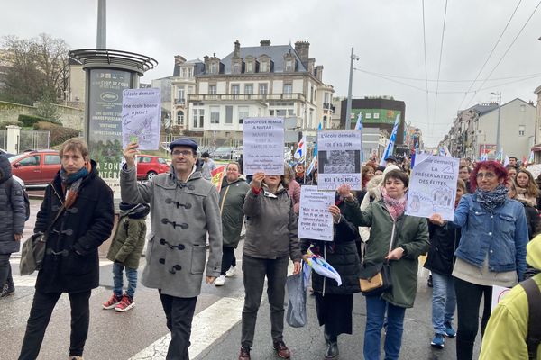 Plusieurs centaines de manifestants dans les rues de Limoges pour défendre l'éducation des jeunes