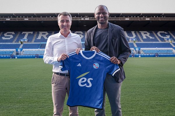 Patrick Vieira, le nouvel entraîneur du Racing club de Strasbourg Alsace aux côtés du président Marc Keller.