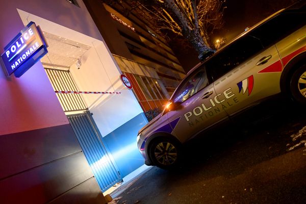 Le 28 septembre 2024, au cœur du centre-ville de Béziers, une patrouille de la police nationale avait voulu contrôléer une voiture n’ayant pas respecté un stop. Le conducteur avait pris la fuite, refusant d’obtempérer jusqu’à la place de l’Église dans le quartier de la Devèze, où il était resté coincé dans des barrières qu’il avait percutées.(Photo d'illustration)