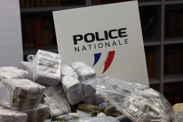 26.5 kilos d'herbe de canabis, 30.6 kilos de résine et 7.3 kilos de cocaïne ont été saisies par les enqueteur de la criminalité territoriale de Marseille mardi 19 novembre à Martigues (Bouches-du-Rhône).