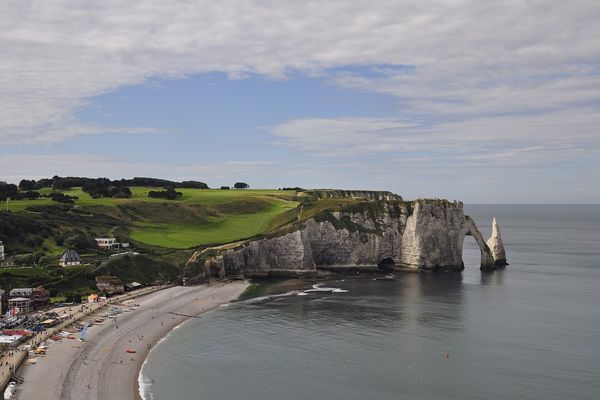 Les falaises d'Etretat sous un ciel couvert