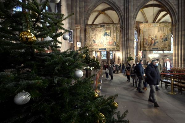 Eglise catholique au moment de Noël. Décoration avec sapin, boules et lumières dans la cathédrale Notre-Dame de Strasbourg, novembre 2021.