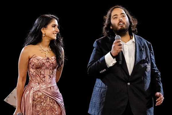 Lors de leur fête, les futurs mariés Anant Ambani et Radhika Merchant ont fait un discours en l'hommage du milliardaire Mukesh Ambani.