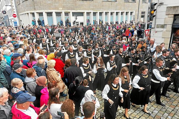 Chaque année, des centaines de musiciens et danseurs animent les rues de Quimper lors du défilé du festival des Cornouaille.