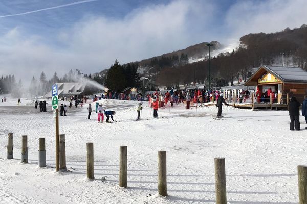 Depuis le 3 janvier, les canons à neige fonctionnent de nouveau avec l'arrivée du froid à Super-Besse dans le Puy-de-Dôme.