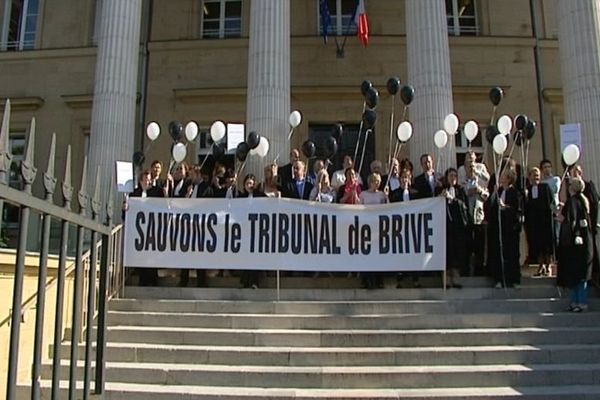 Des avocats ont manifesté devant le tribunal de Brive pour demander à nouveau le maintien du TGI menacé, vendredi 7 juin 2013