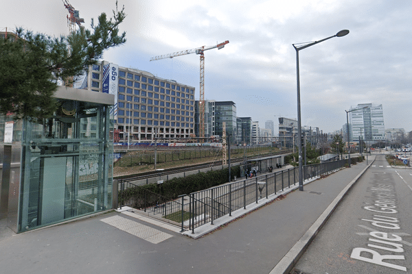 La voiture a fait une chute de plusieurs mètres.