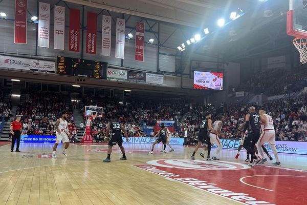 Défaite du Sluc Nancy Basket face au Ldlc Asvel en 31e journée de Betclic Elite, malgré une belle performance des Cougars.