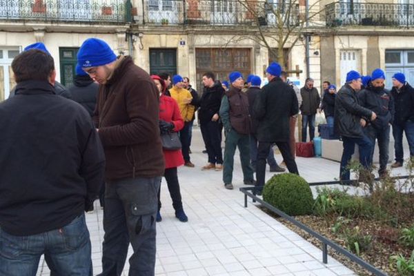 Les irrigants portent des bonnets bleus, à l'image des agriculteurs en colère qui portaient des bonnets rouges.