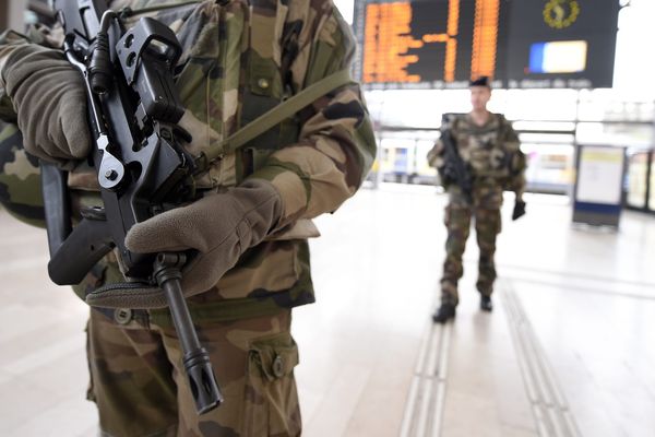 Des soldats en faction à Nancy.