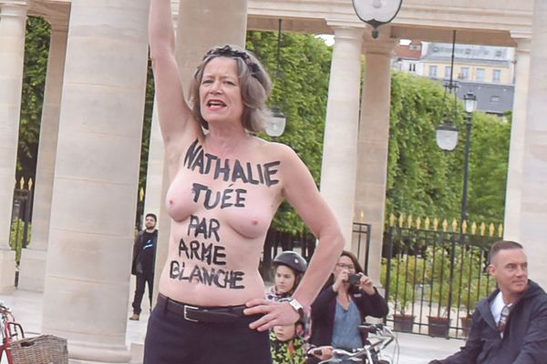 Le prénom de Nathalie Debaillie inscrit sur la poitrine de cette militante FEMEN, lors d'une manifestation organisée jeudi matin dans la cour du Palais Royal à Paris pour dire "stop aux féminicides".