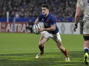 Nolann Le Garrec, ballon en main, lors du match France-Angleterre du tournoi des 6 Nations, le 16 mars 2024, à Décines-Charpieu.