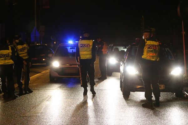 Alors que les policiers réalisaient un contrôle nocturne, le chauffard a refusé d'obtempérer et tenté de prendre la fuite, mardi 18 mai à Lyon.