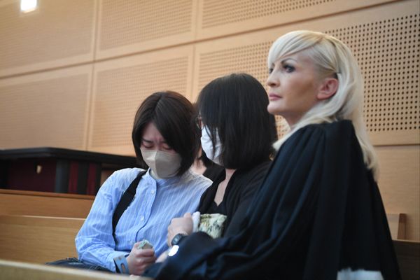 La mère et la soeur de Narumi Kurosaki, accompagnées de leur avocate Sylvie Galley, au procès de Nicolas Zepeda à Besançon en 2022.