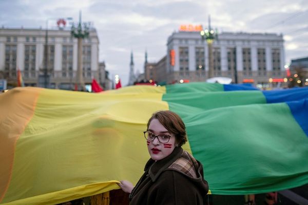 Nogent-sur-Oise (Oise) a décidé de suspendre ses activités de jumelage avec Krasnik, ville polonaise qui a adopté un arrêté discriminatoire à l'encontre des personnes LGBT (ici une manifestation le 11 novembre 2019 dans le centre de Varsovie, la capitale de la Pologne).