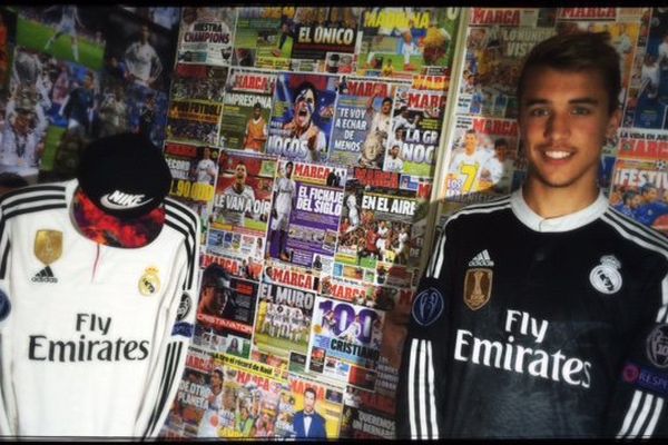 Teddy devant son mur de coupures de presse consacrées à Ronaldo.