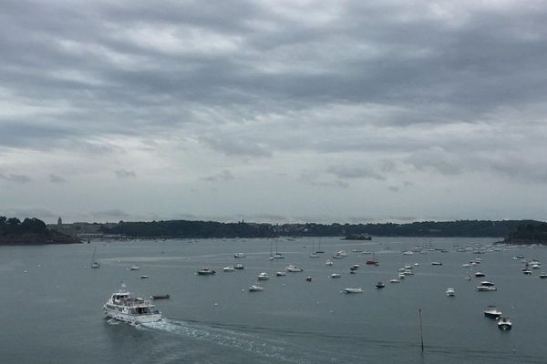 Vue de Dinard, sous un temps peu clément.