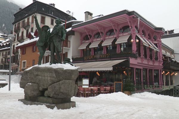 Le "Rose du Pont", célèbre brasserie du centre de Chamonix (Haute-Savoie), se dresse face à la statue de Horace Bénédict de Saussure et Jacques Balmat.