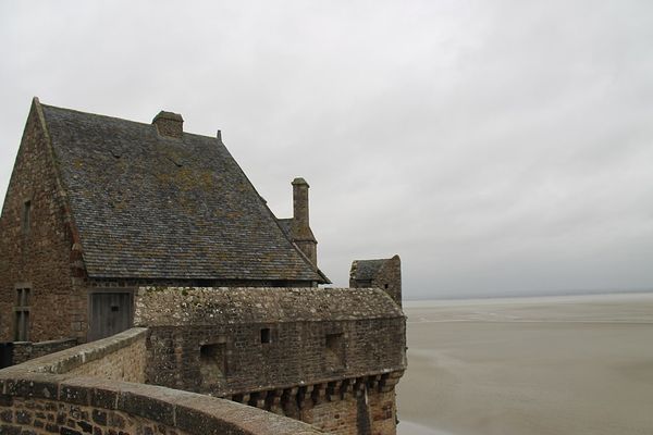 Ciel nuageux à l'horizon des remparts du Mont-Saint-Michel.