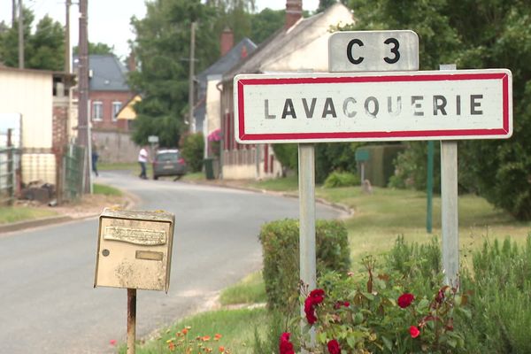 A Lavcquerie dans l'Oise, les élections municipales sont perturbées par des lettres anonymes envoyées par un corbeau.