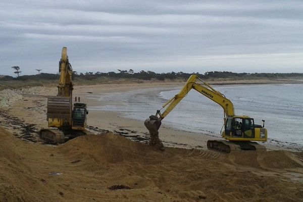 Les travaux de réensablement de la plage de la Perroche à Dolus-d'Oléron.