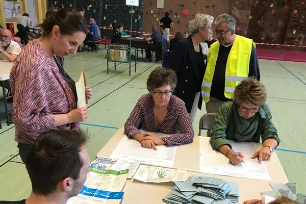 Les opérations de dépouillement se sont poursuivies tard dans la soirée.