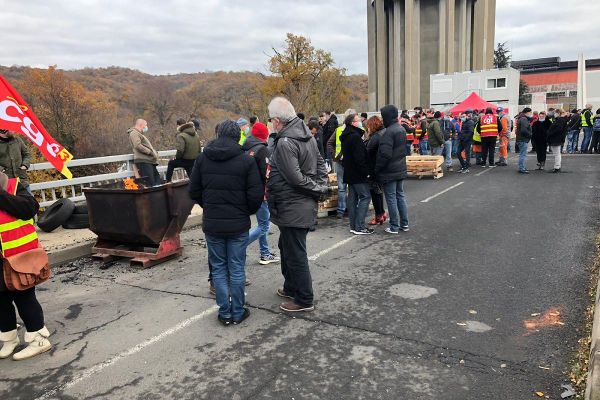 A Issoire (Puy-de-Dôme), les salariés d'Aubert & Duval manifestaient ce mercredi 9 décembre suite aux annonces de suppressions de poste par la firme.