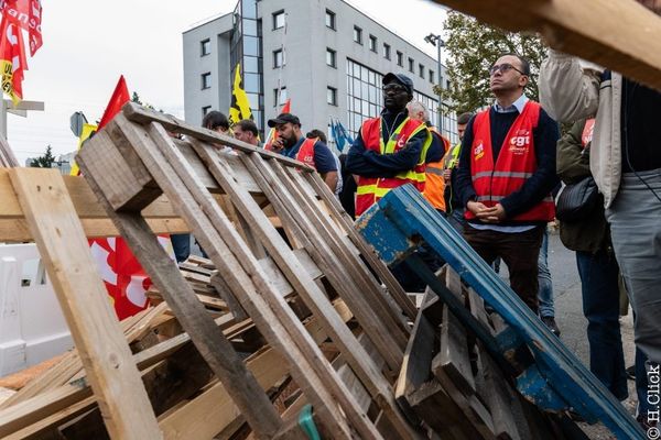 Les salariés de Geodis à Gennevilliers (92) ont entamé un bras de fer avec leur direction le 17 octobre. Depuis, leur site est bloqué.